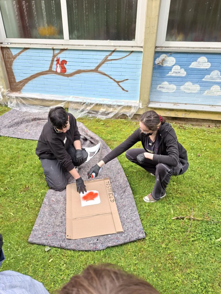 Ein bunter, bleibender Abschied: Abschlussklassen gestalten kreatives Graffiti-Kunstwerk 20260616 081850