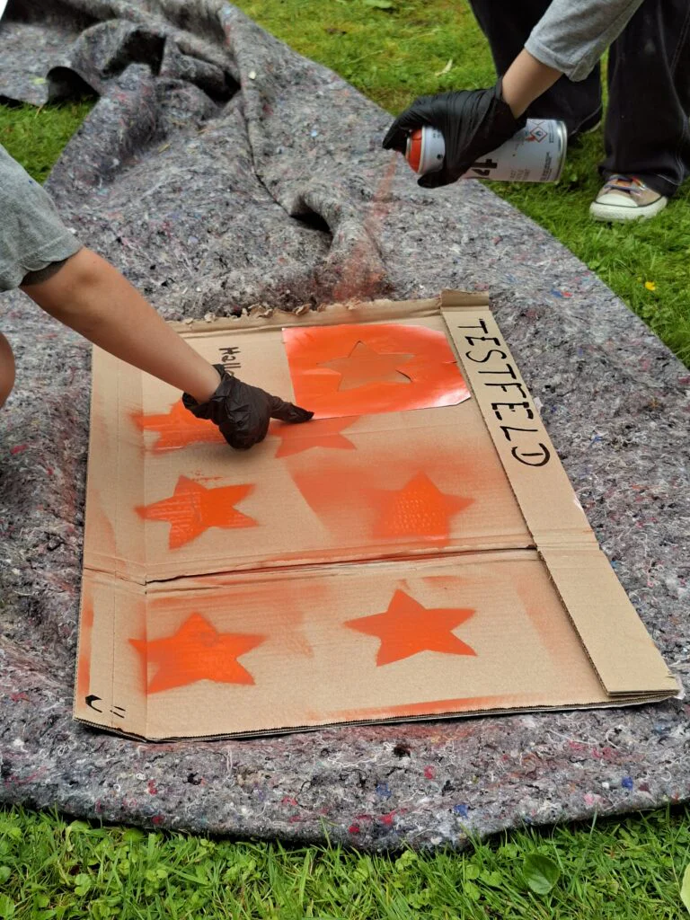 Ein bunter, bleibender Abschied: Abschlussklassen gestalten kreatives Graffiti-Kunstwerk 20260616 082205