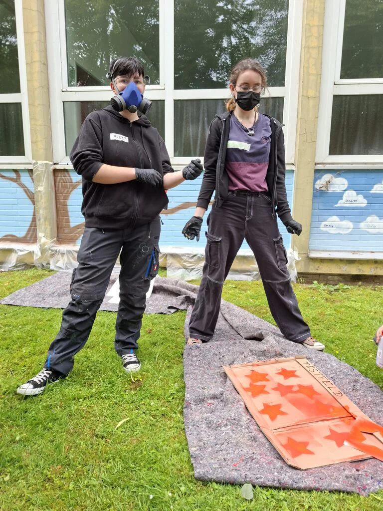 Ein bunter, bleibender Abschied: Abschlussklassen gestalten kreatives Graffiti-Kunstwerk 20260616 082350