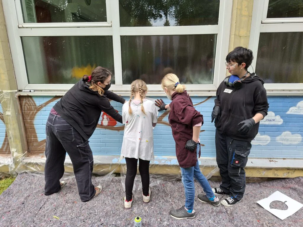 Ein bunter, bleibender Abschied: Abschlussklassen gestalten kreatives Graffiti-Kunstwerk 20260616 082828