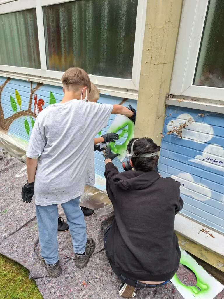 Ein bunter, bleibender Abschied: Abschlussklassen gestalten kreatives Graffiti-Kunstwerk 20260616 083537(0)