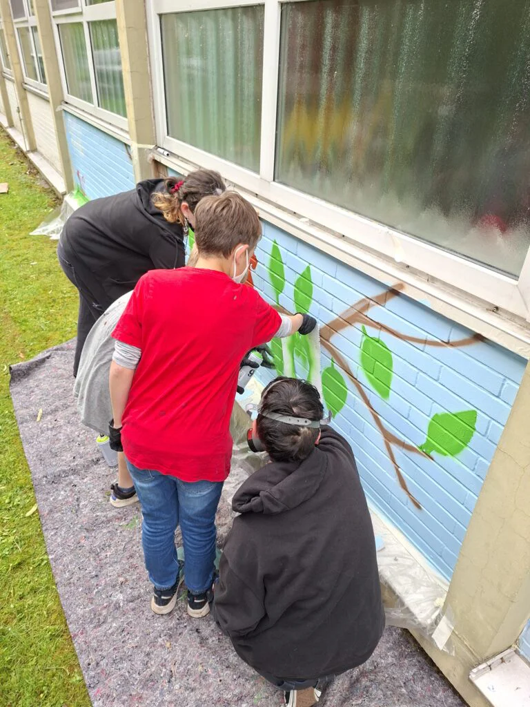 Ein bunter, bleibender Abschied: Abschlussklassen gestalten kreatives Graffiti-Kunstwerk 20260616 083647