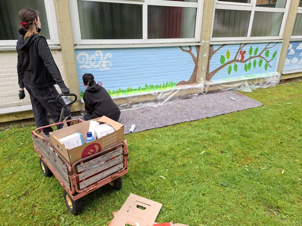 Ein bunter, bleibender Abschied: Abschlussklassen gestalten kreatives Graffiti-Kunstwerk 20260616 084700