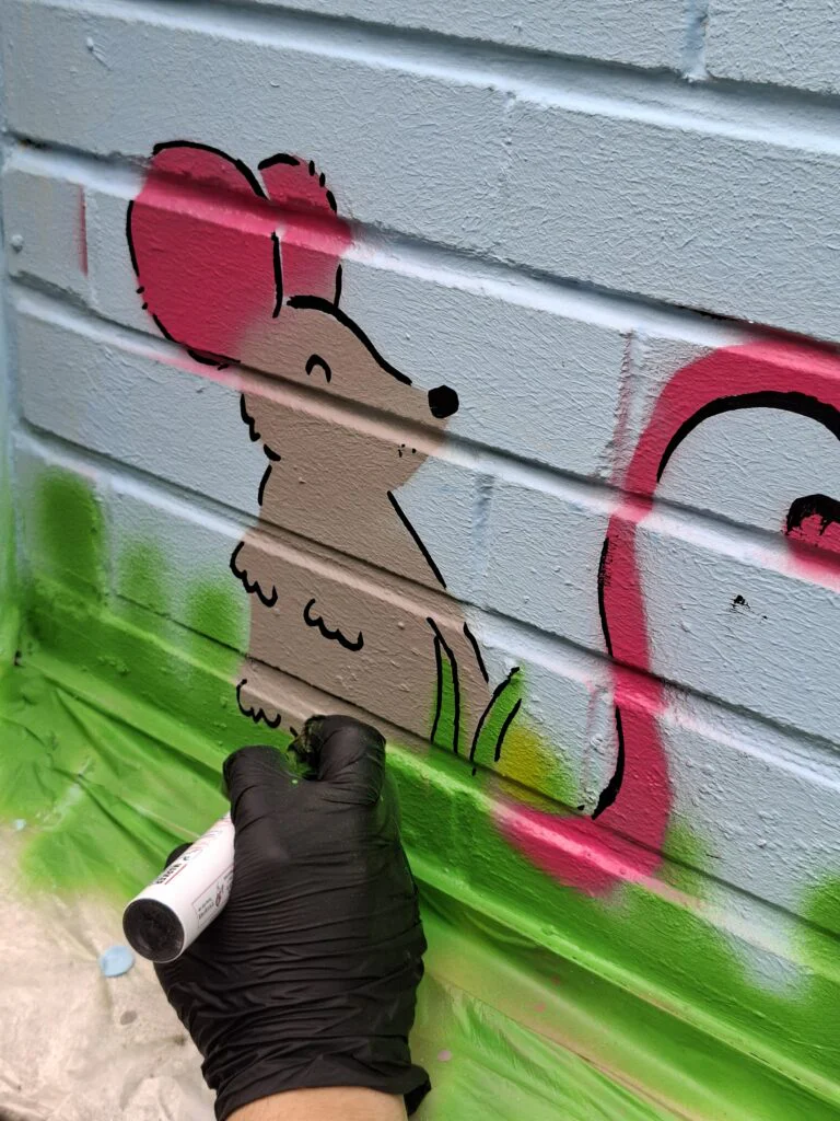 Ein bunter, bleibender Abschied: Abschlussklassen gestalten kreatives Graffiti-Kunstwerk 20260616 084756
