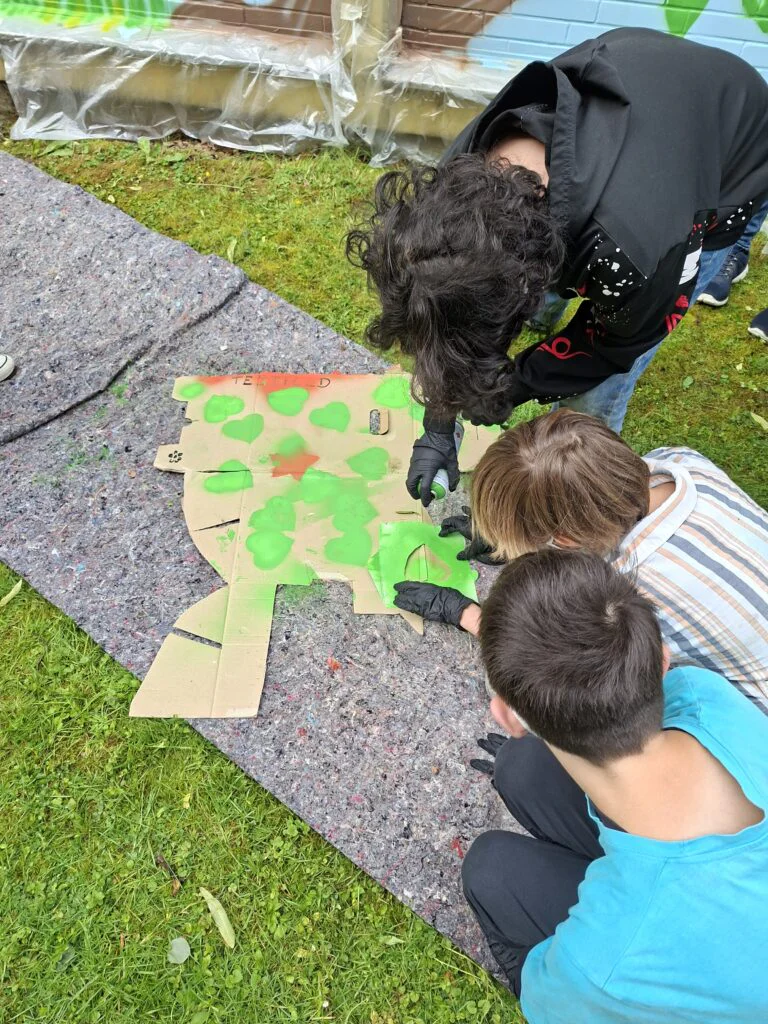 Ein bunter, bleibender Abschied: Abschlussklassen gestalten kreatives Graffiti-Kunstwerk 20260616 090816