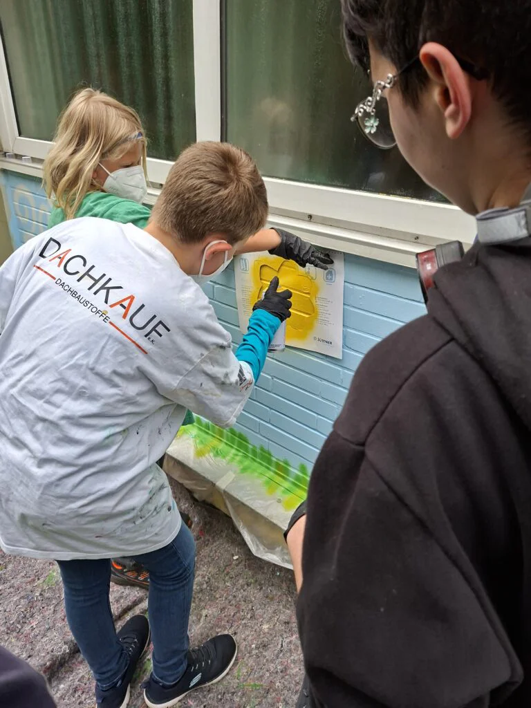 Ein bunter, bleibender Abschied: Abschlussklassen gestalten kreatives Graffiti-Kunstwerk 20260616 091101