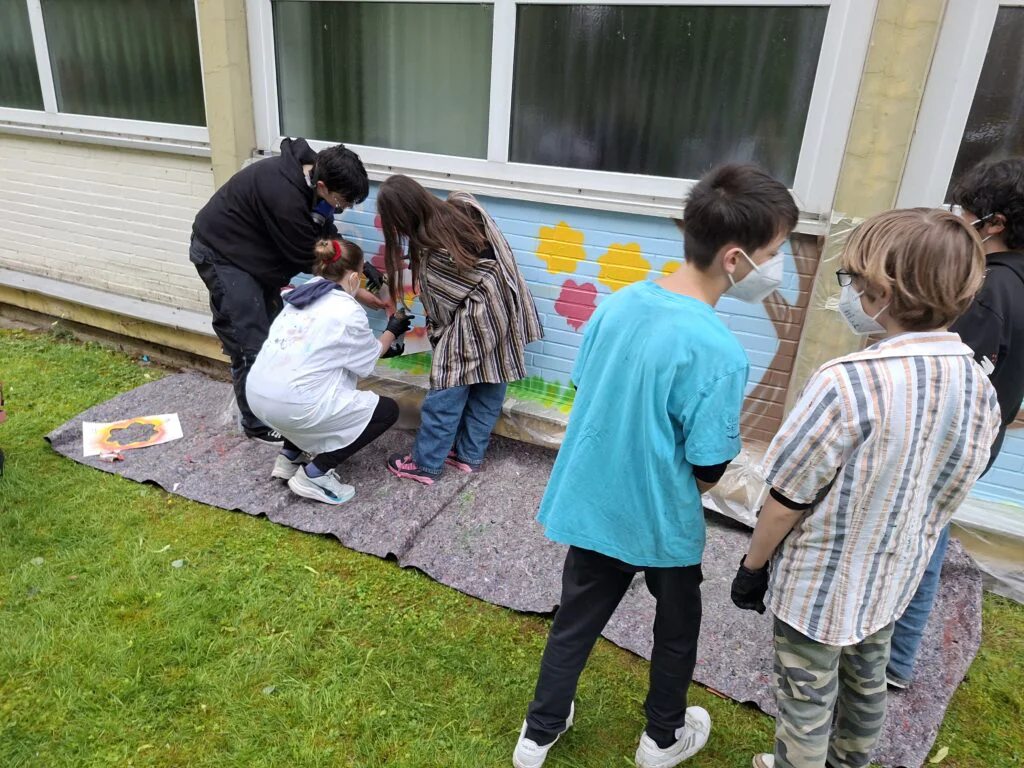 Ein bunter, bleibender Abschied: Abschlussklassen gestalten kreatives Graffiti-Kunstwerk 20260616 091818