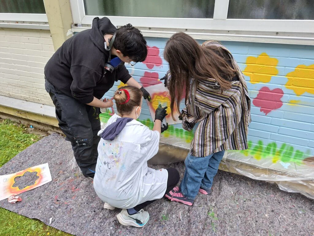 Ein bunter, bleibender Abschied: Abschlussklassen gestalten kreatives Graffiti-Kunstwerk 20260616 091823