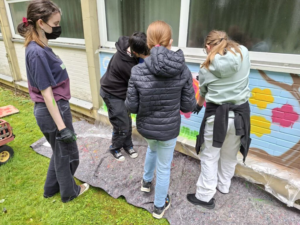 Ein bunter, bleibender Abschied: Abschlussklassen gestalten kreatives Graffiti-Kunstwerk 20260616 092249