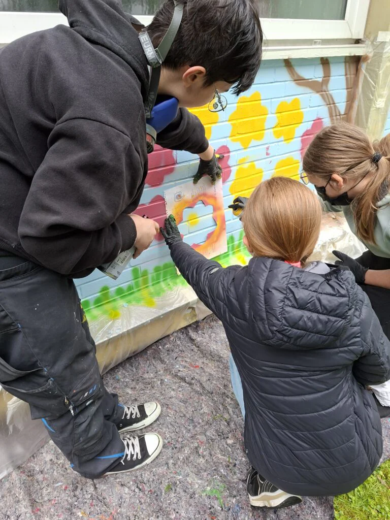 Ein bunter, bleibender Abschied: Abschlussklassen gestalten kreatives Graffiti-Kunstwerk 20260616 092314
