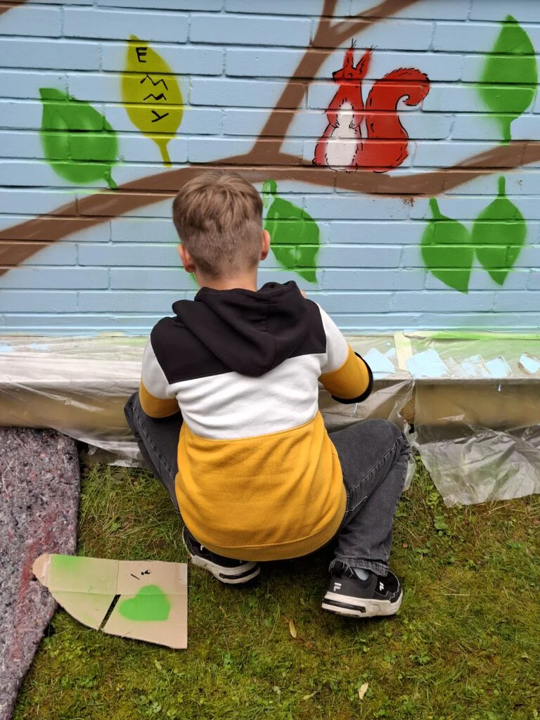 Ein bunter, bleibender Abschied: Abschlussklassen gestalten kreatives Graffiti-Kunstwerk 20260616 093309