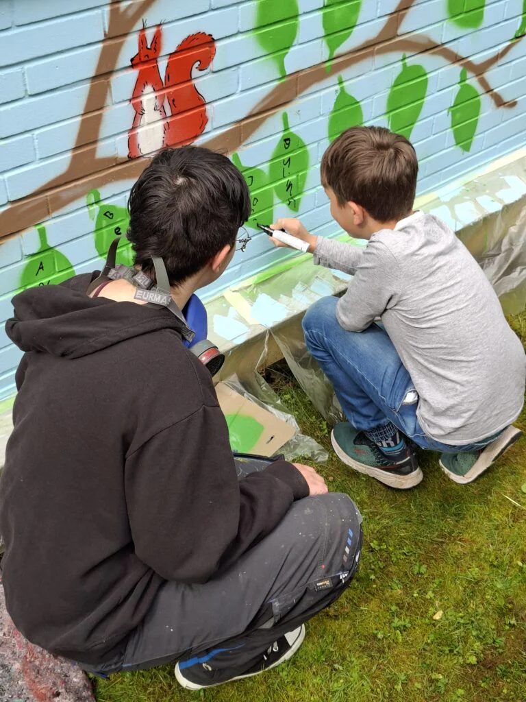 Ein bunter, bleibender Abschied: Abschlussklassen gestalten kreatives Graffiti-Kunstwerk 20260616 093457