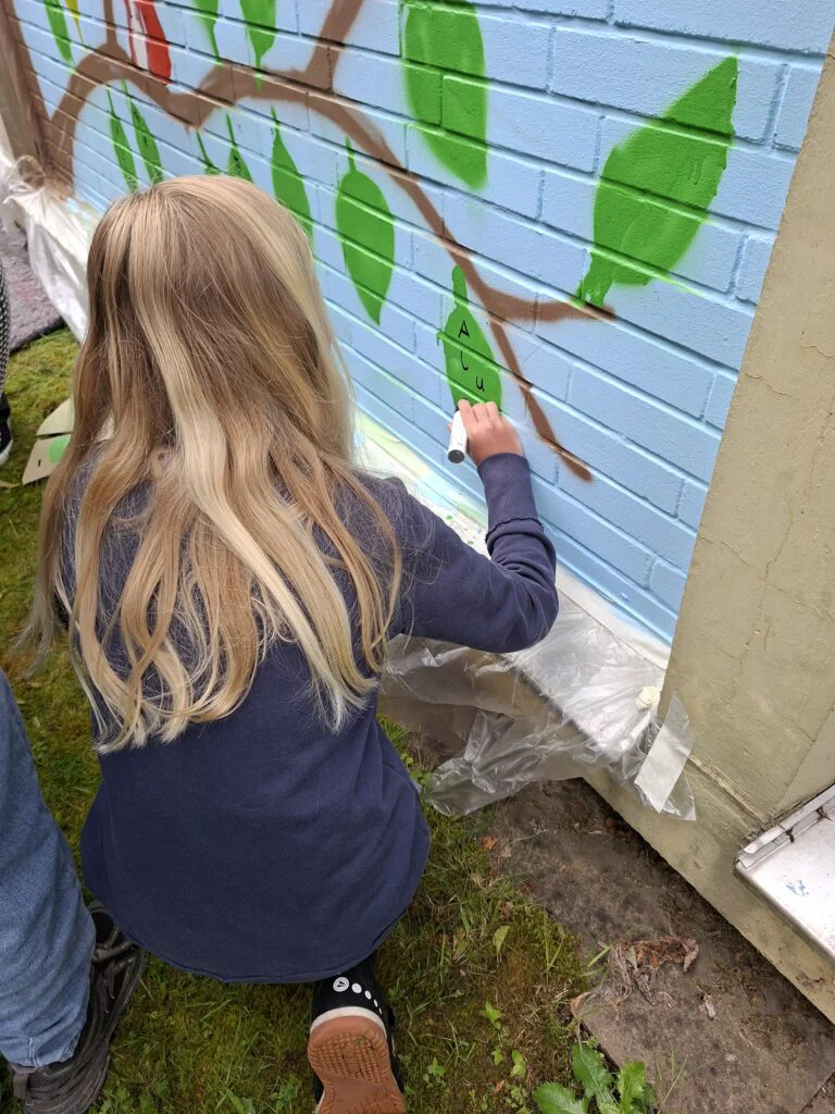 Ein bunter, bleibender Abschied: Abschlussklassen gestalten kreatives Graffiti-Kunstwerk 20260616 093531