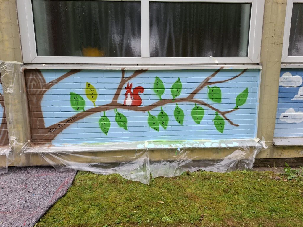 Ein bunter, bleibender Abschied: Abschlussklassen gestalten kreatives Graffiti-Kunstwerk 20260616 094449