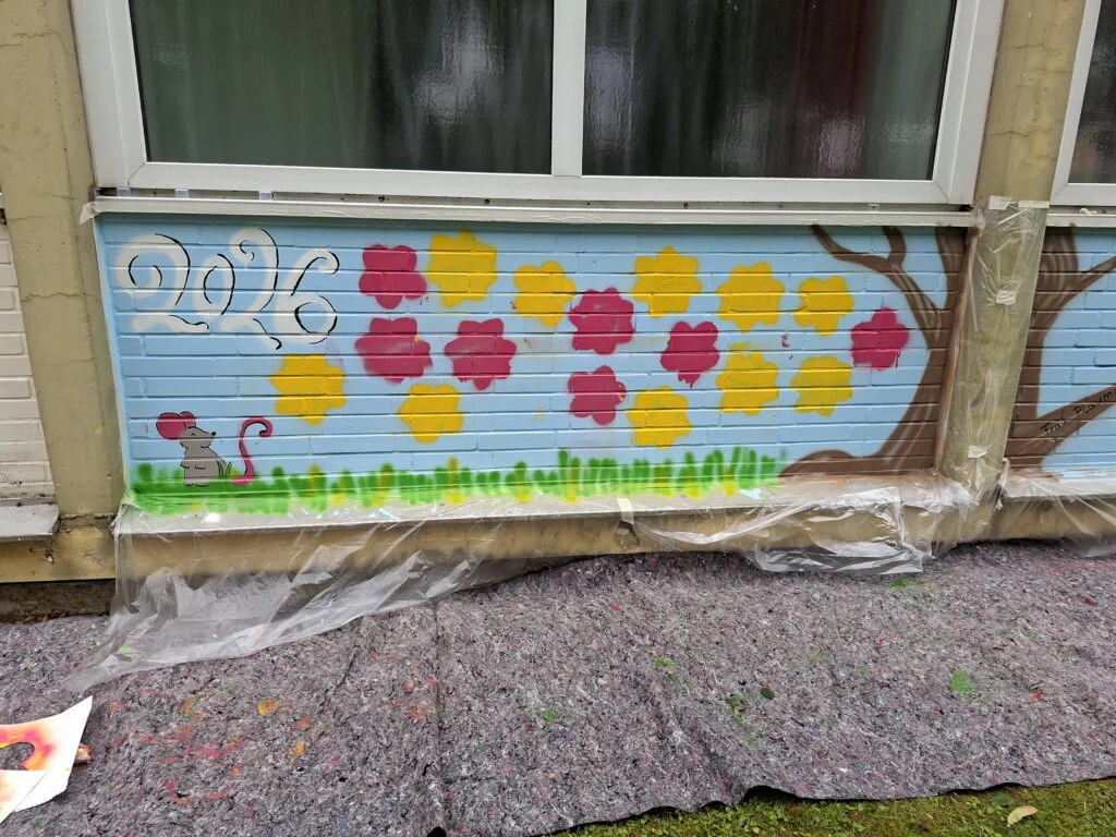 Ein bunter, bleibender Abschied: Abschlussklassen gestalten kreatives Graffiti-Kunstwerk 20260616 094803