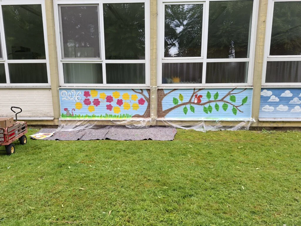 Ein bunter, bleibender Abschied: Abschlussklassen gestalten kreatives Graffiti-Kunstwerk 20260616 094809
