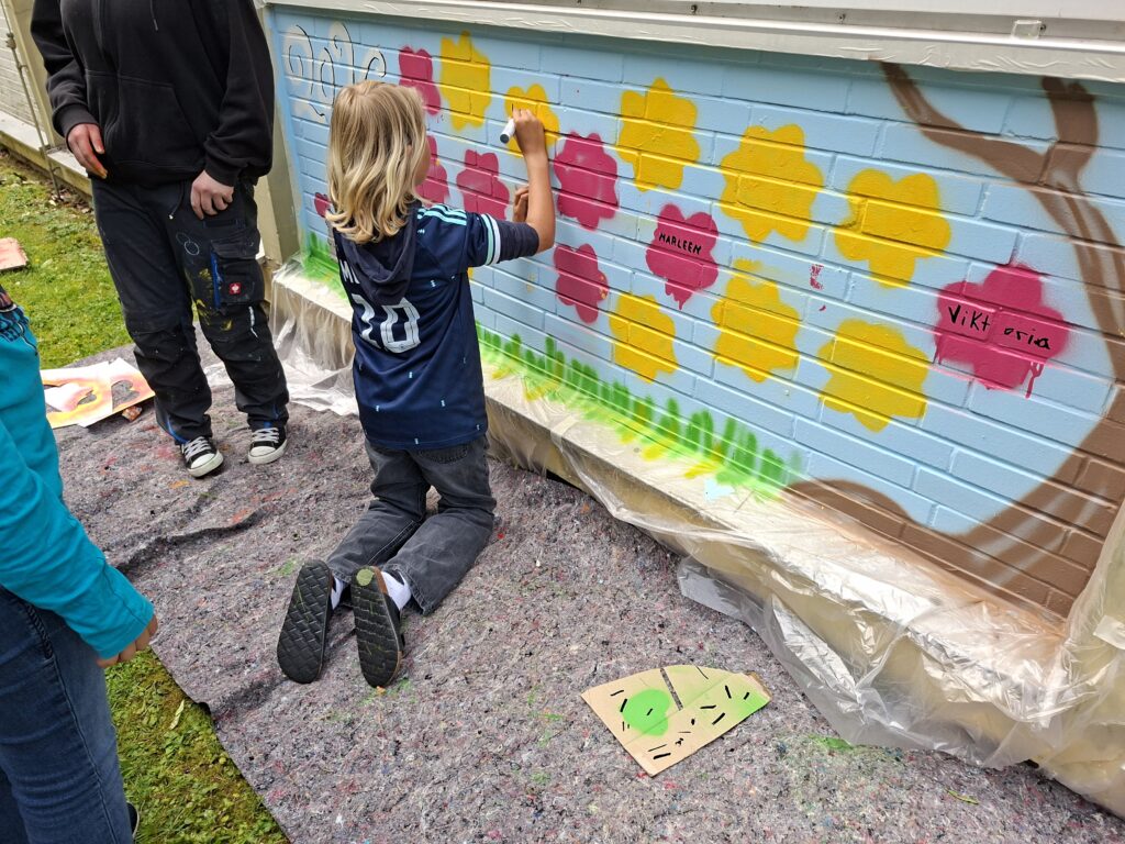 Ein bunter, bleibender Abschied: Abschlussklassen gestalten kreatives Graffiti-Kunstwerk 20260616 095511