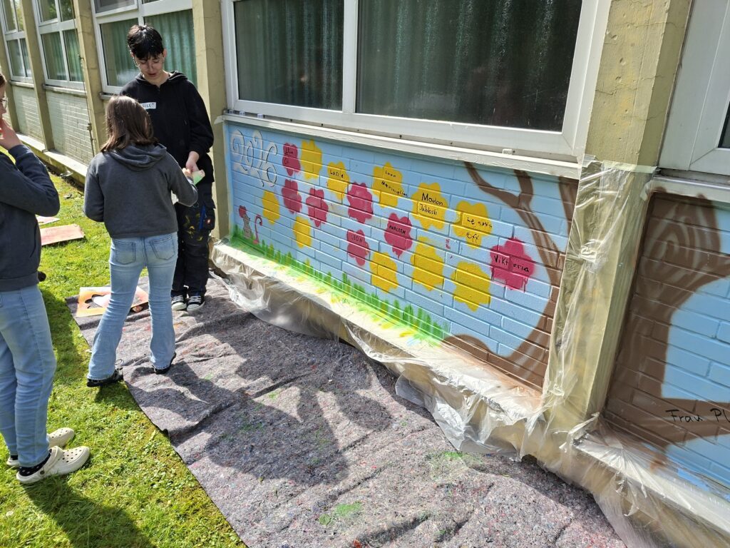 Ein bunter, bleibender Abschied: Abschlussklassen gestalten kreatives Graffiti-Kunstwerk 20260616 095858