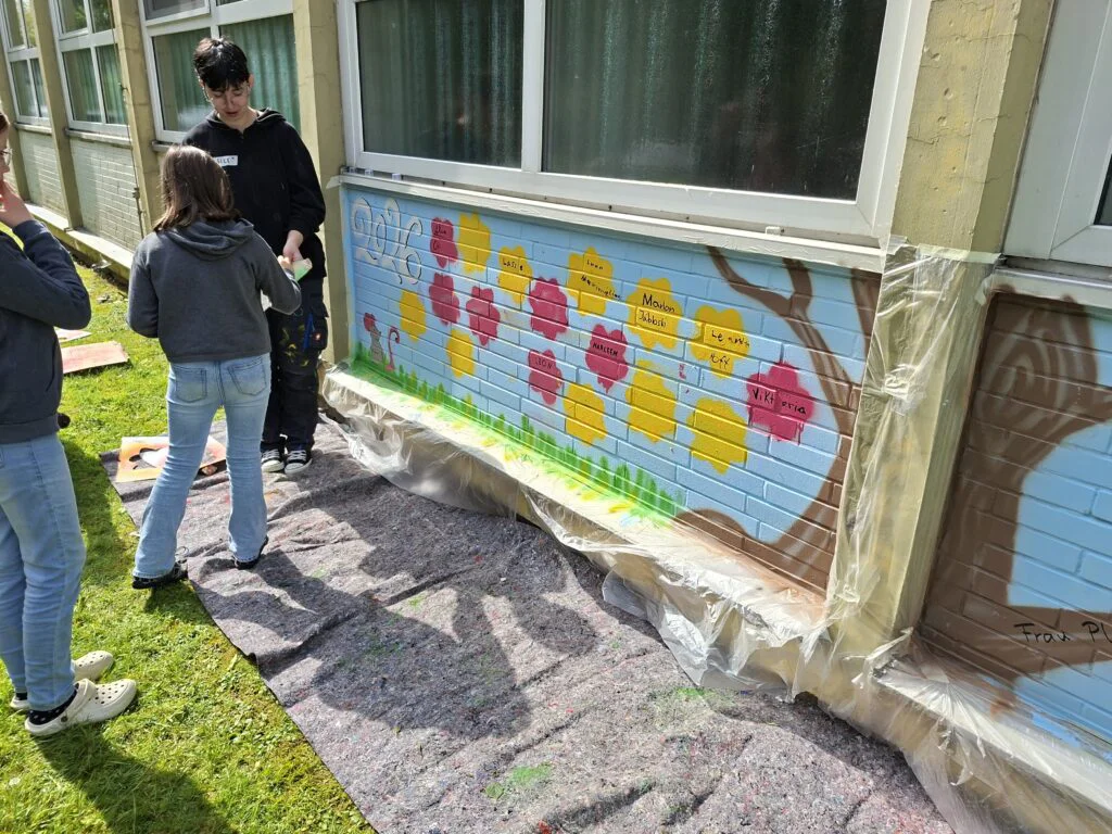Ein bunter, bleibender Abschied: Abschlussklassen gestalten kreatives Graffiti-Kunstwerk 20260616 095858