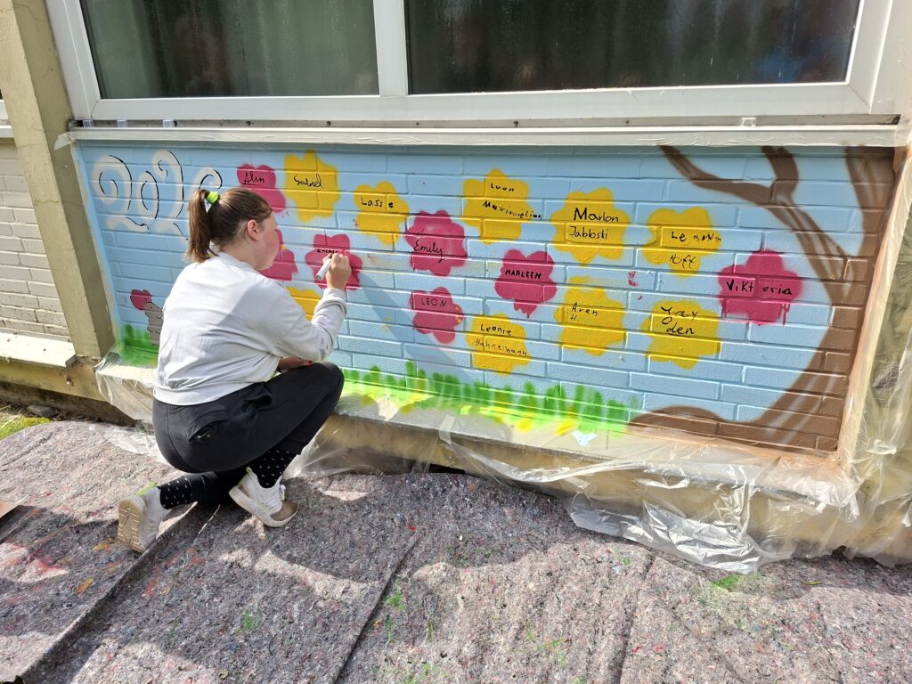 Ein bunter, bleibender Abschied: Abschlussklassen gestalten kreatives Graffiti-Kunstwerk 20260616 100236
