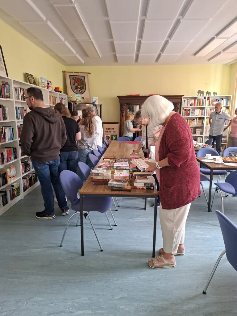 Großer Andrang und kistenweise Bücher: Die Leseratte - Bücherbörse in Förste ist erfolgreich gestartet! 20260617 140933