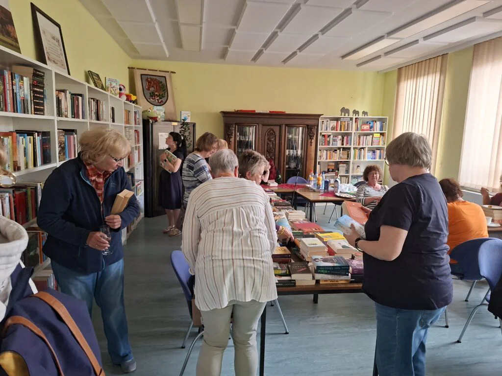 Großer Andrang und kistenweise Bücher: Die Leseratte - Bücherbörse in Förste ist erfolgreich gestartet! 20260617 145422