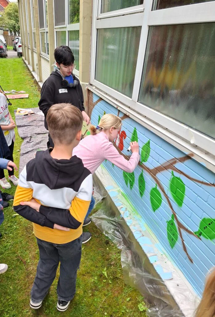 Ein bunter, bleibender Abschied: Abschlussklassen gestalten kreatives Graffiti-Kunstwerk original a6bf0cdf ff8a 42ee bac8 bf5295449b03 20260616 093741