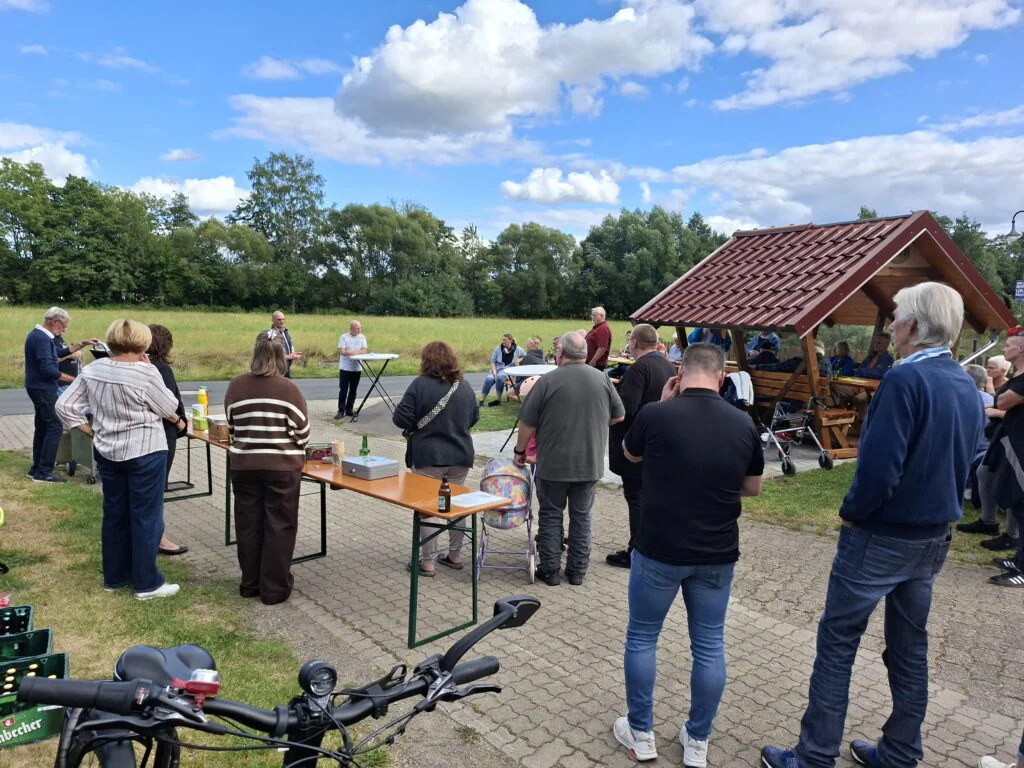 Einweihung einer überdachten Sitzecke in Nienstedt 20260823 162354