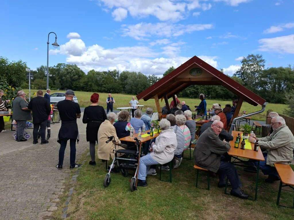 Einweihung einer überdachten Sitzecke in Nienstedt 20260823 162411