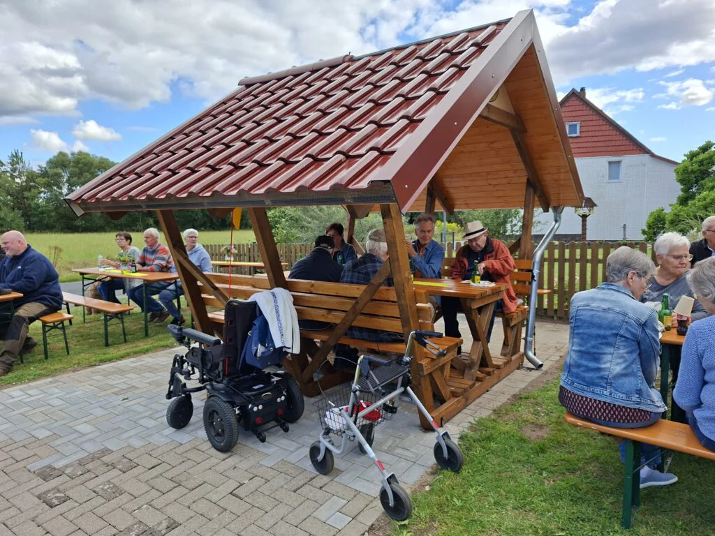 Einweihung einer überdachten Sitzecke in Nienstedt 20260823 162946
