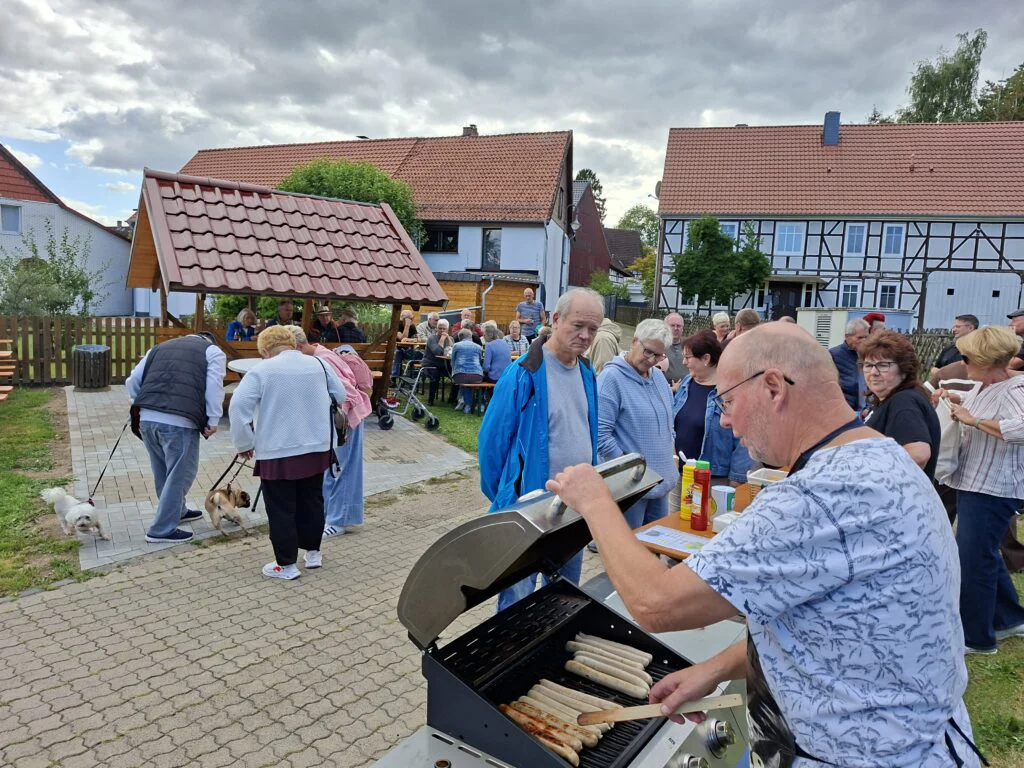 Einweihung einer überdachten Sitzecke in Nienstedt 20260823 163300