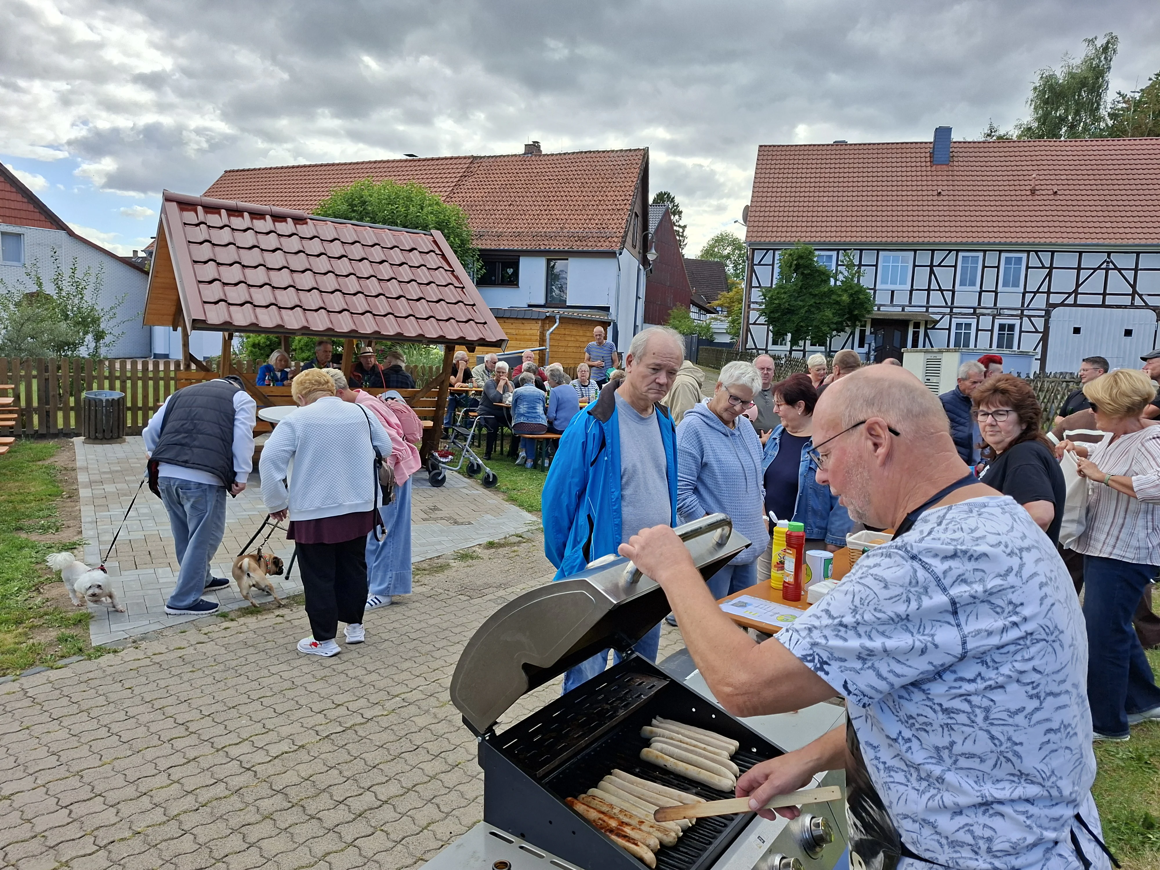 Einweihung einer überdachten Sitzecke in Nienstedt Einweihung einer überdachten Sitzecke in Nienstedt